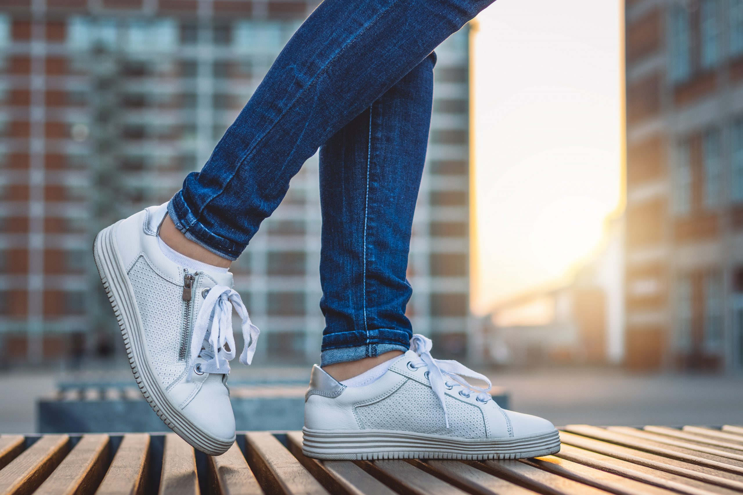 10 astuces pour nettoyer vos chaussures blanches  Nettoyer chaussure  blanche, Chaussures blanches, Nettoyer chaussures