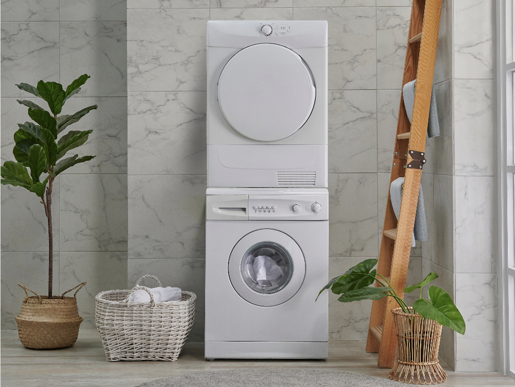 Comment superposer la machine à laver et le sèche-linge ?